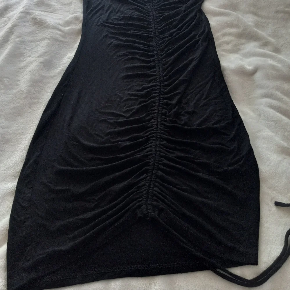 FASHION NOVA BLACK RUCHED SHORT SLEEVE V NECKLINE DRESS. WOMENS SIZE M. - Picture 4 of 10